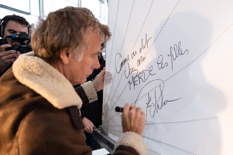 Franck Dubosc, parrain du nouveau 470 de Camille Lecointre et Aloïse Retornaz © Guillaume Barat Photographie