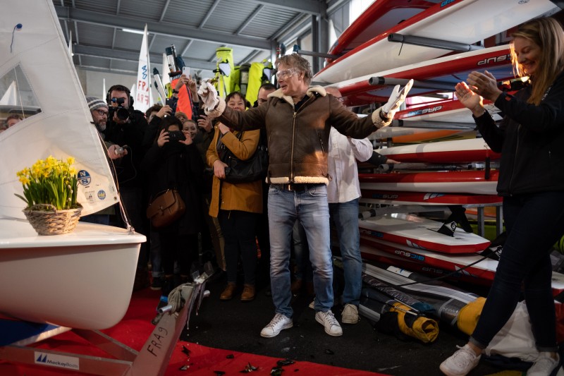 bapteme par Franck Dubosc . Bateau 470 de Camille Lecointre et Aloise Retornaz © Guillaume Barat photographie