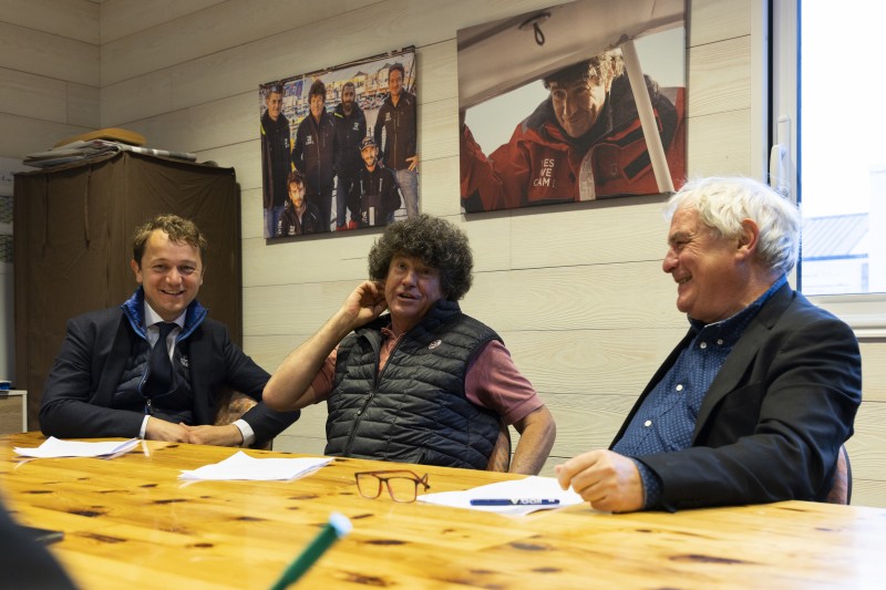 Mael De Calan, Président du Conseil départemental du Finistère, Jean Le Cam et Jean-Guy Le Floch, Directeur général d'Armor Lux : Mael De Calan, Président du Conseil départemental du Finistère, Jean Le Cam et Jean-Guy Le Floch, Directeur général d'Armor Lux © Benjamin Sellier - Wind4production